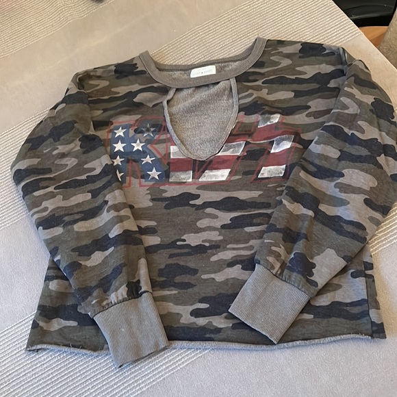 LUCKY BRAND Cropped Camo KISS sweatshirt - Picture 3 of 8